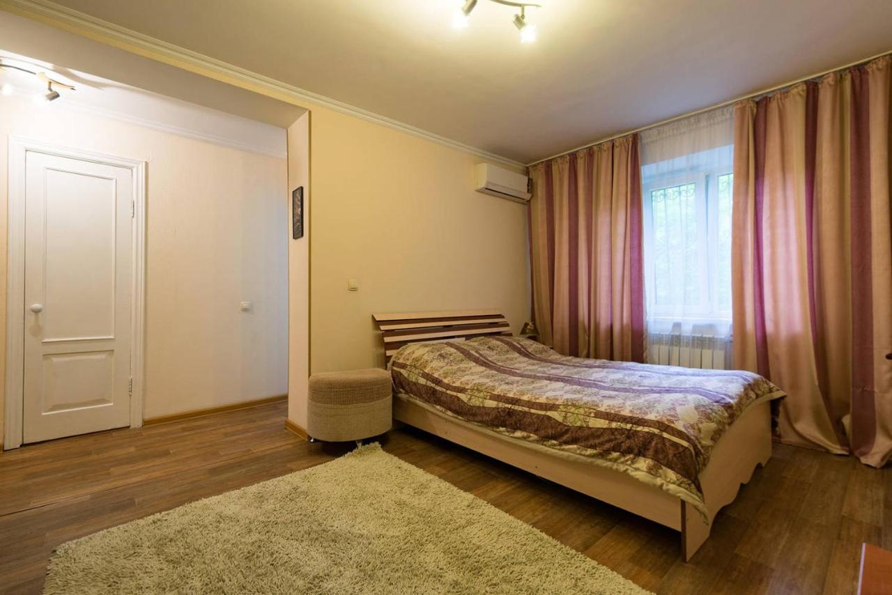 Apartment Nadezhda At Zheltoskan 77/79 อัลมาตี ภายนอก รูปภาพ
